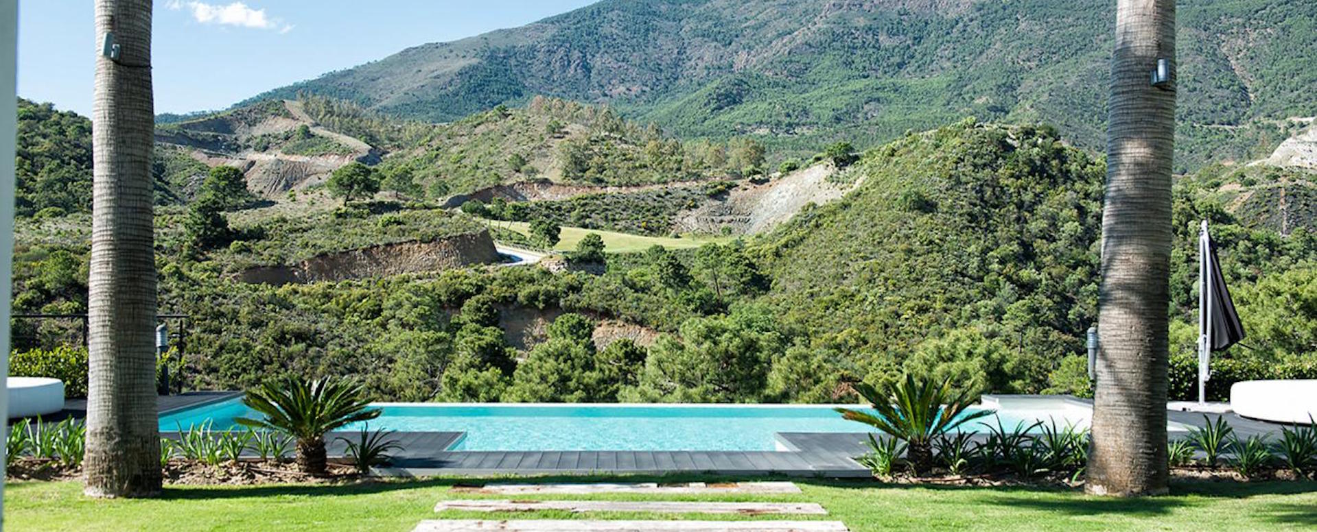 Rent_a_luxury_villa_with_an_amazing_garden_or_park