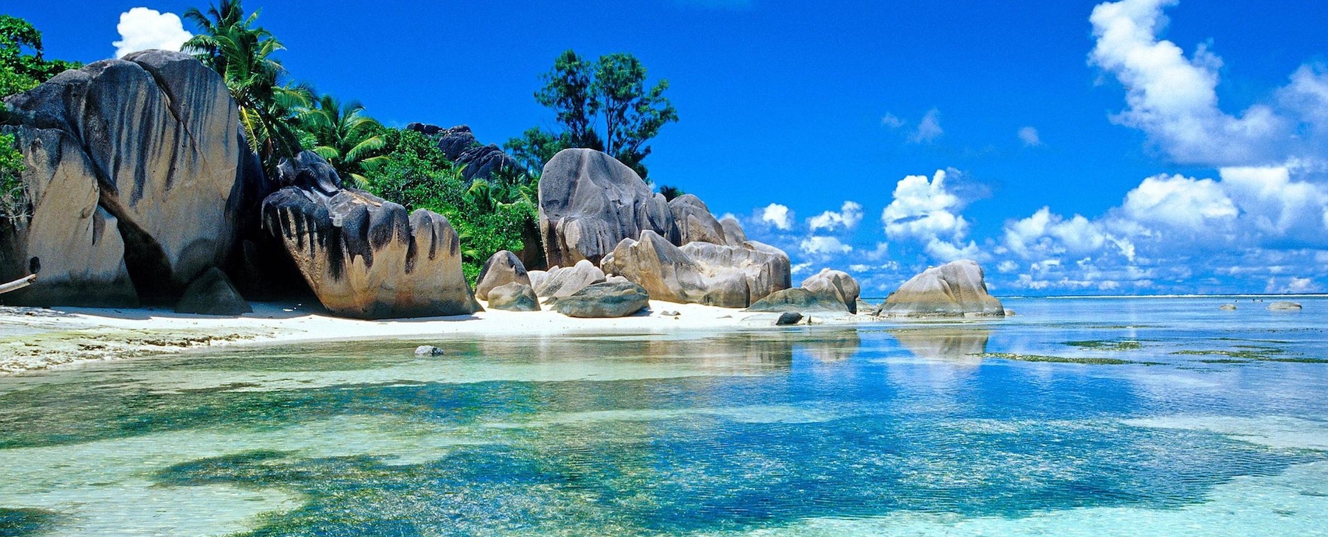 Enjoy the beautiful beaches of the islands - Indonesia