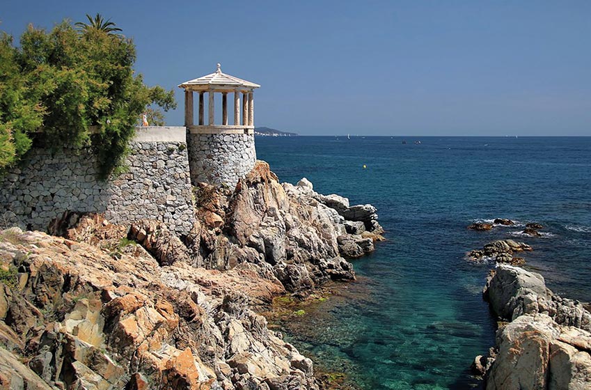 Does Cadaqués have a beach? Hikes and coves accessible to all 