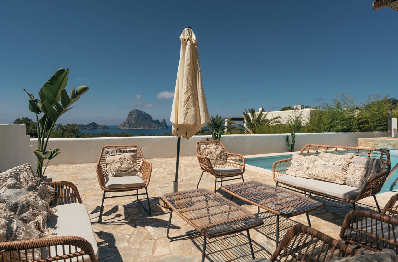 Villa White Pink in Ibiza: Infinity pool with a view 