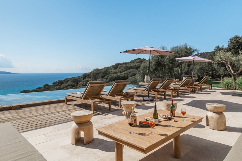 Casa Ondella: a villa with a pool in the hills above Olmeto