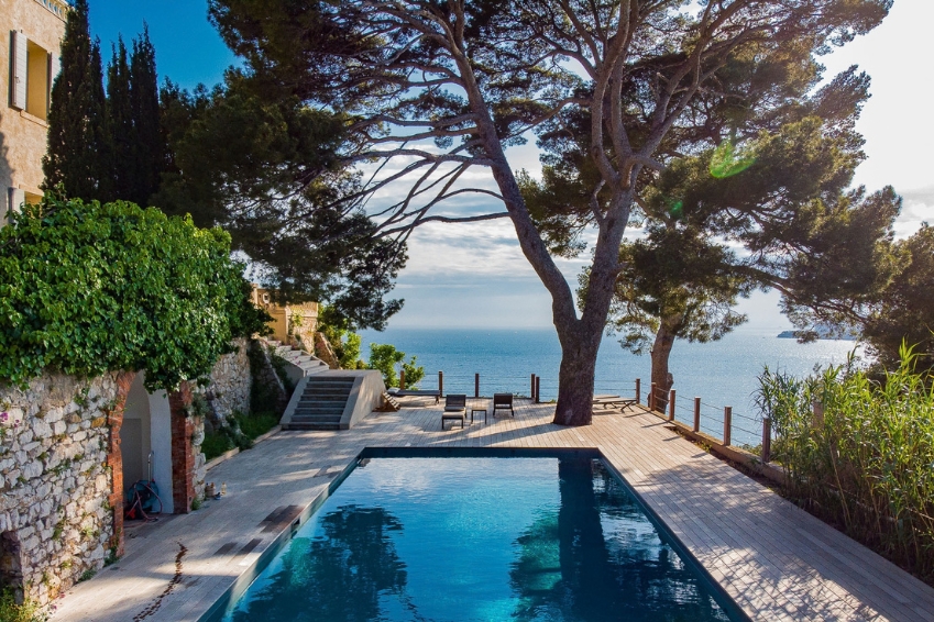 Villa Olympe on the French Riviera: heated pool overlooking the sea