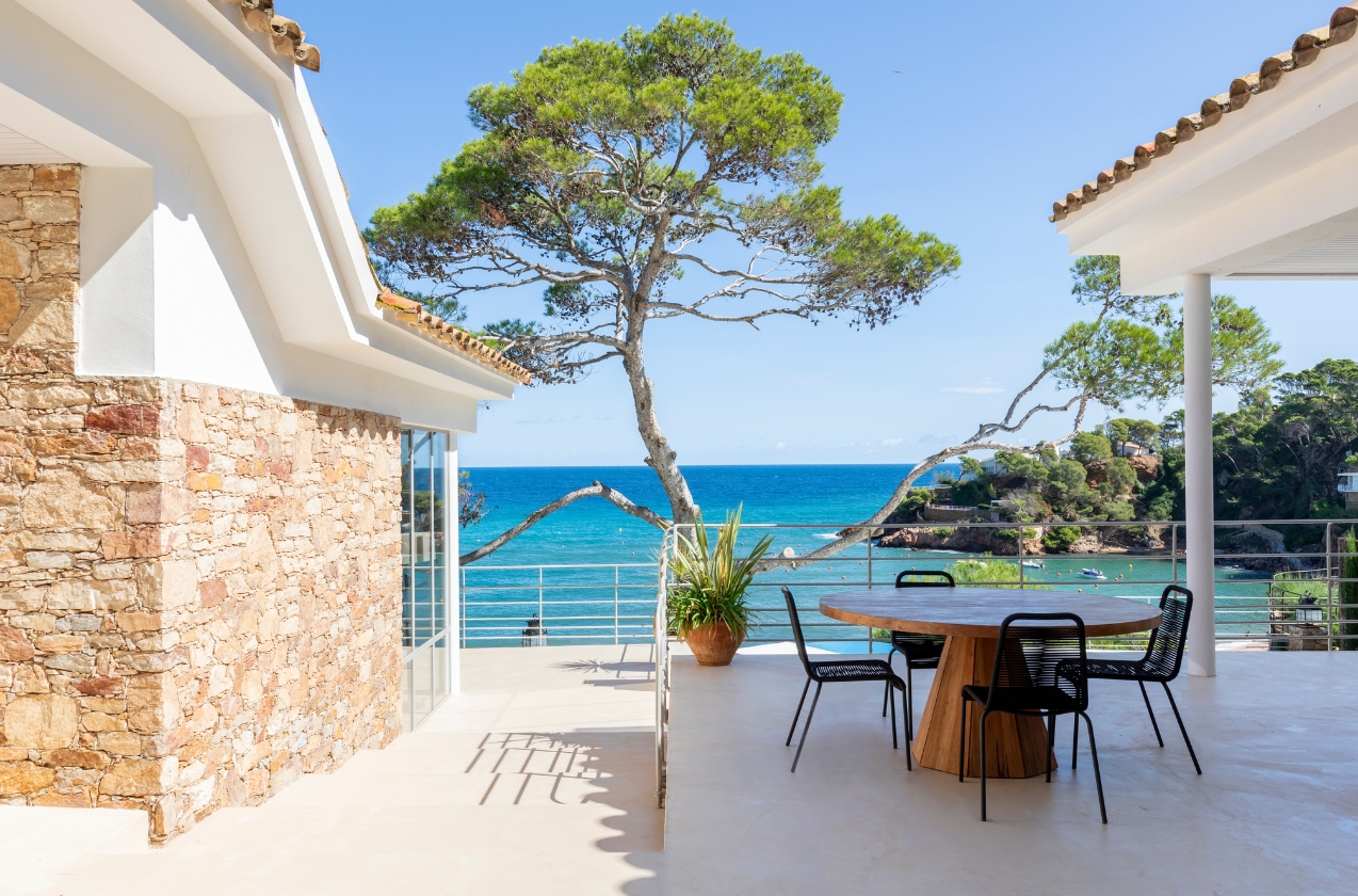 Villa Belatta in Begur: Direct access to the beach