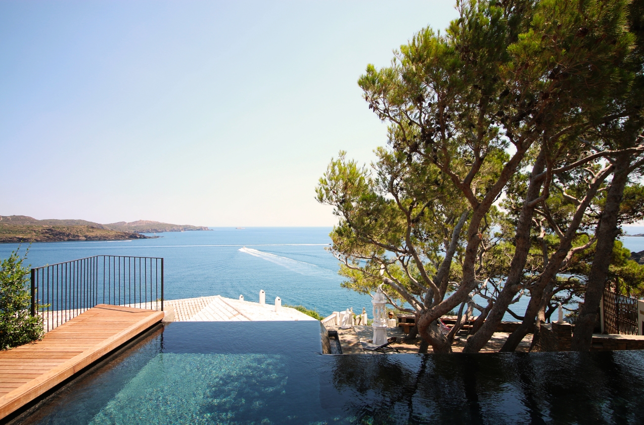 Casa Moore in Cadaqués: A large house facing the sea