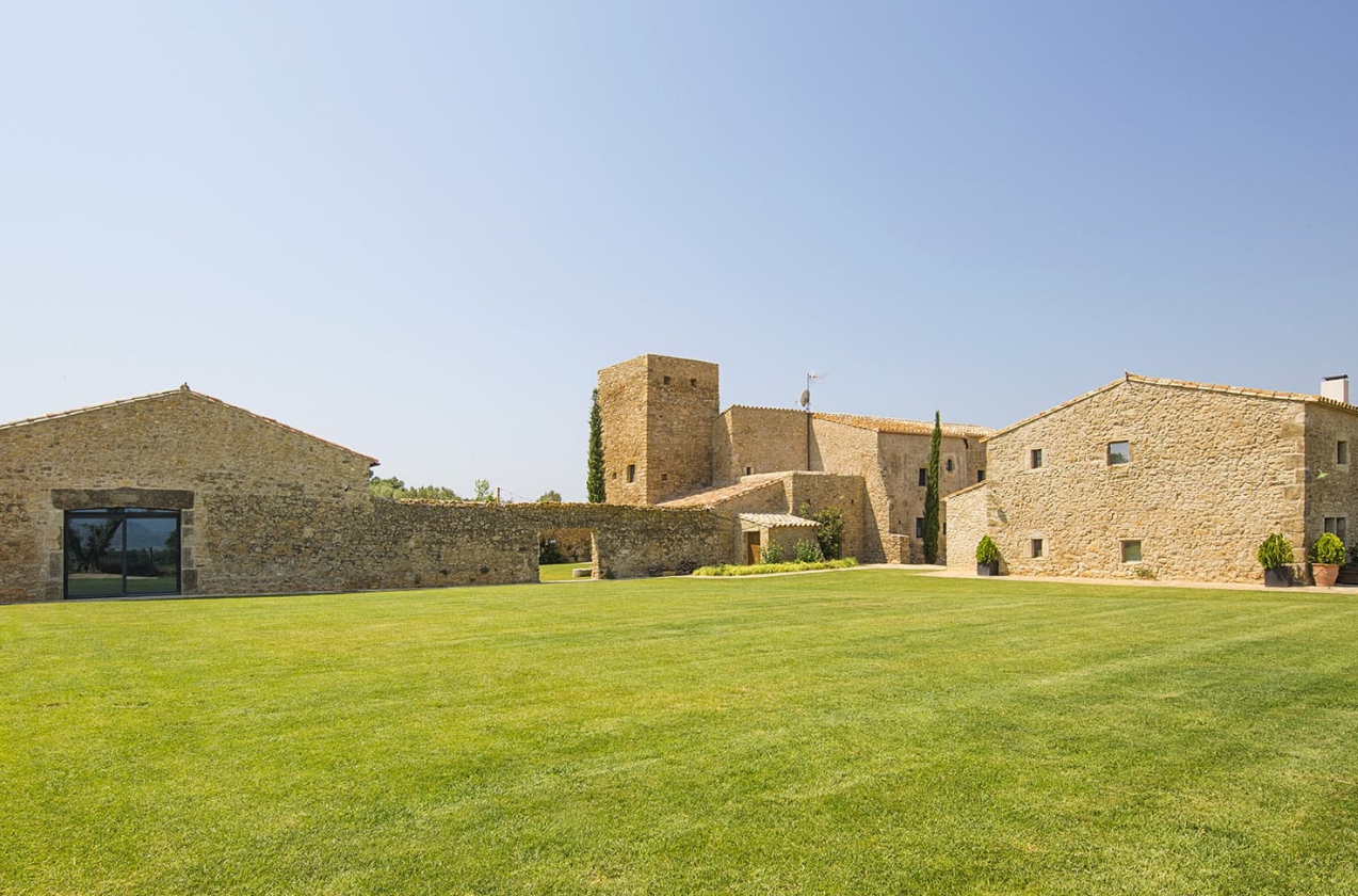 Villa Azura Mare in Pals: A large villa with a salt-water pool