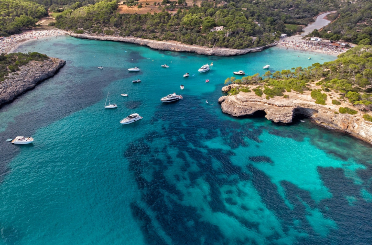 Summer: Turquoise coves & Mediterranean ambiance in June - August