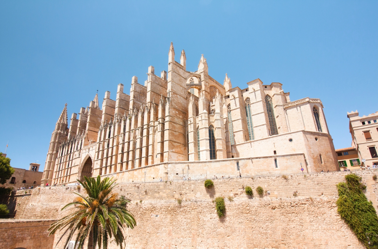 Winter: Calm and island culture from December to February 