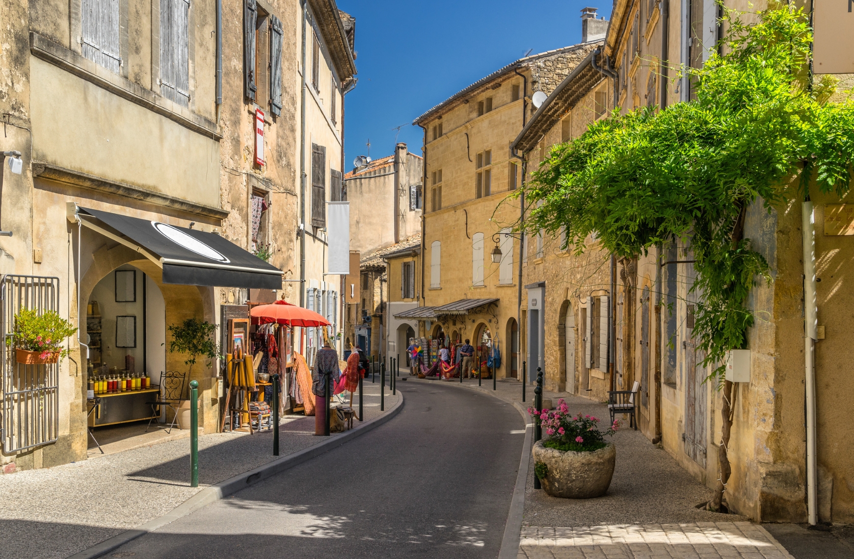 Lourmarin: Cultural heritage and market days in the Luberon