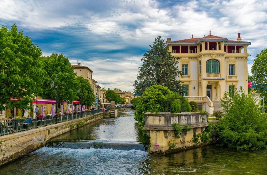 Isle-sur-la-Sorgue: Antiques and a bohemian ambiance along canals