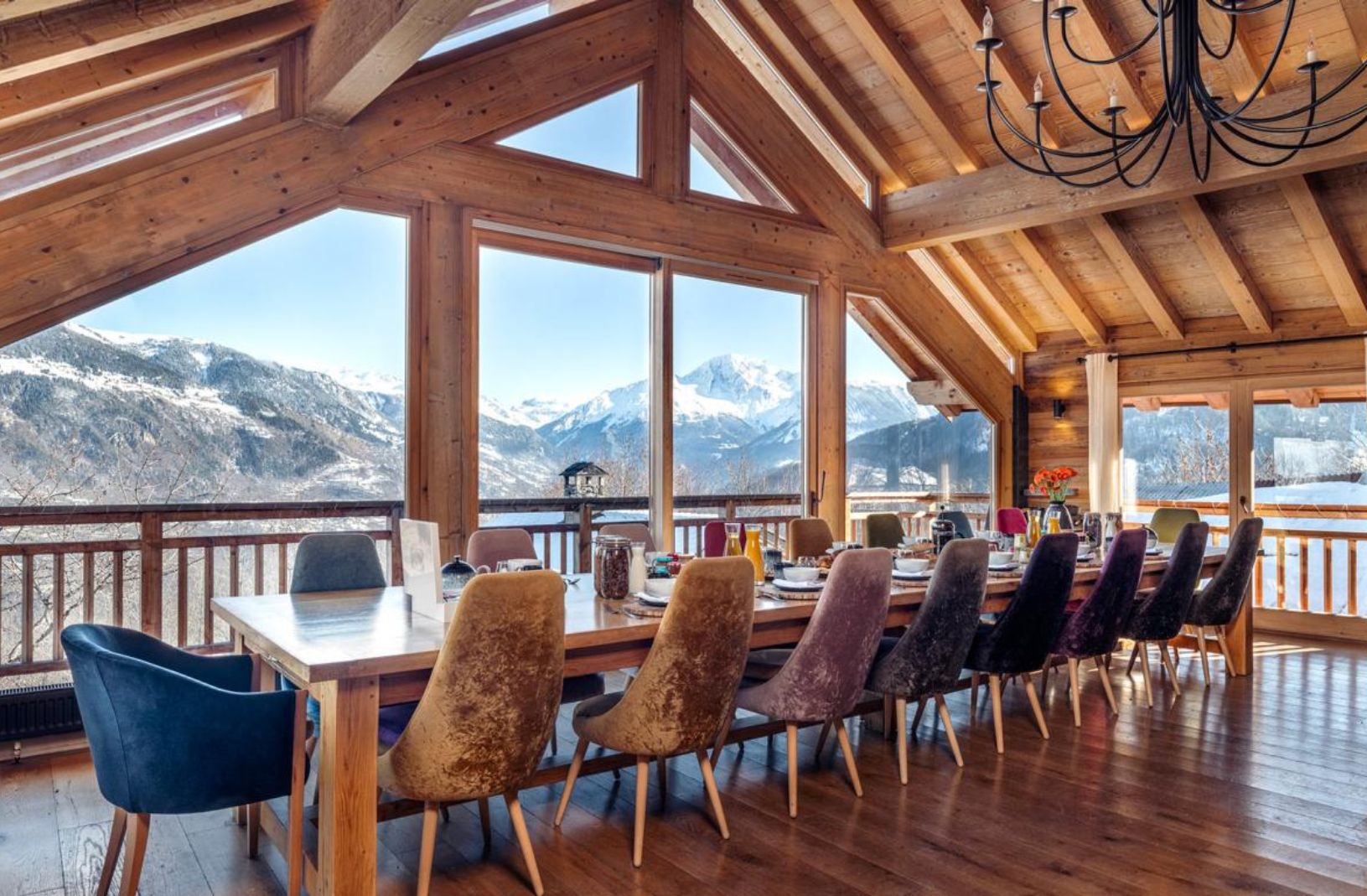 A Chalet for Christmas with the Family: Mountain Stays
