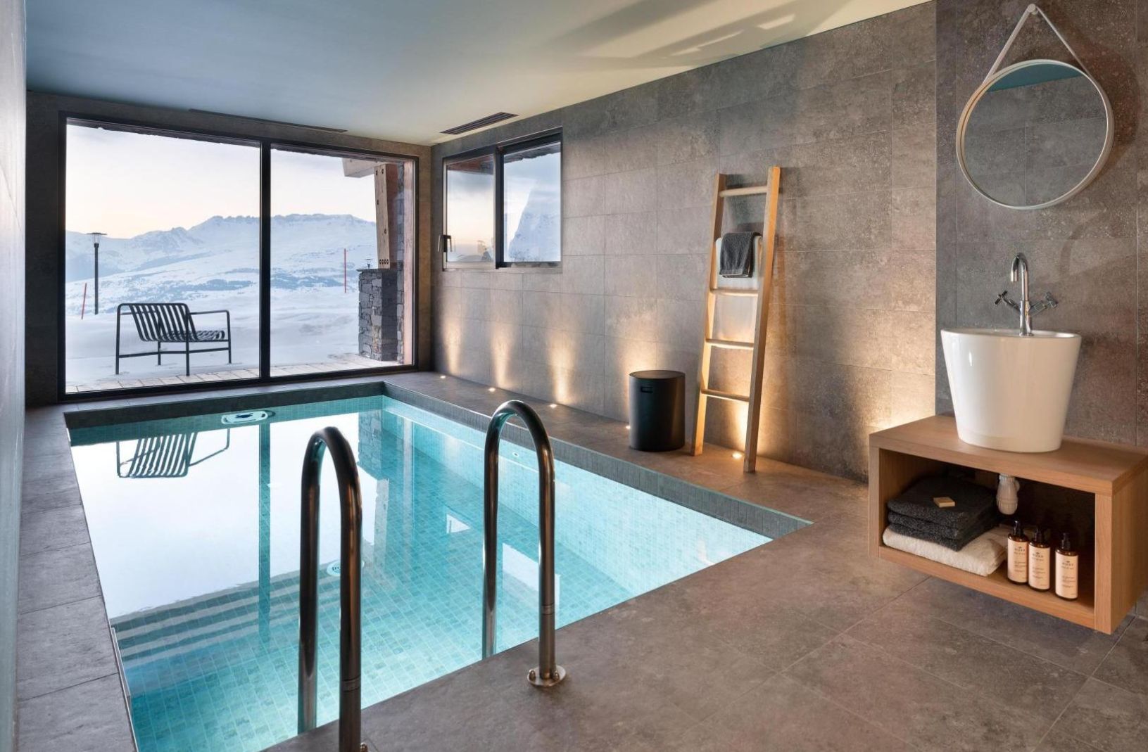 A Chalet for Christmas with the Family: Mountain Stays