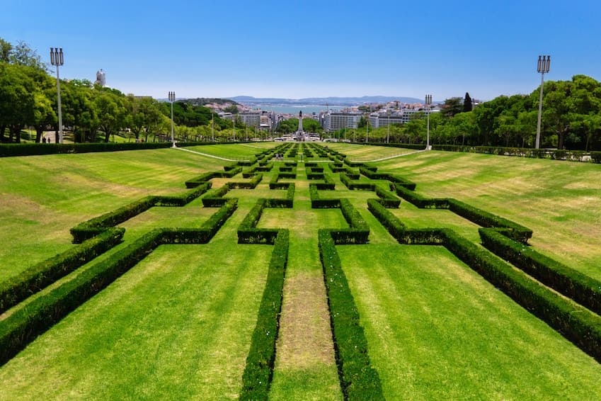 Admire the greenhouse of Eduardo VII Park