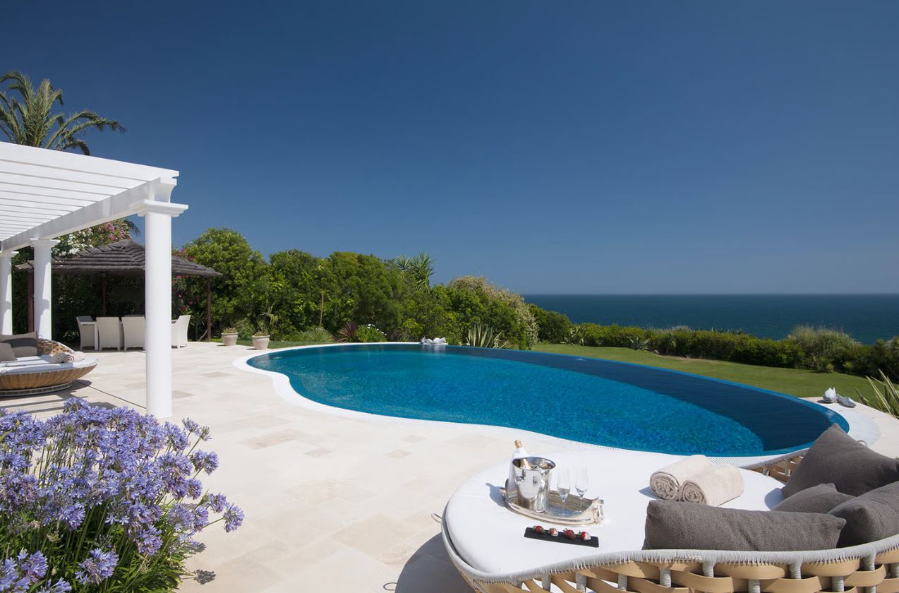 Vila Tacio: a luxury Algarve villa to rent with Atlantic views