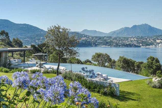 Luxury villa with pool — photo 1