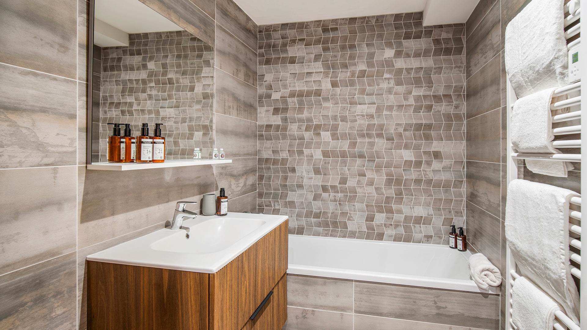 Penthouse Lunys - Image 22