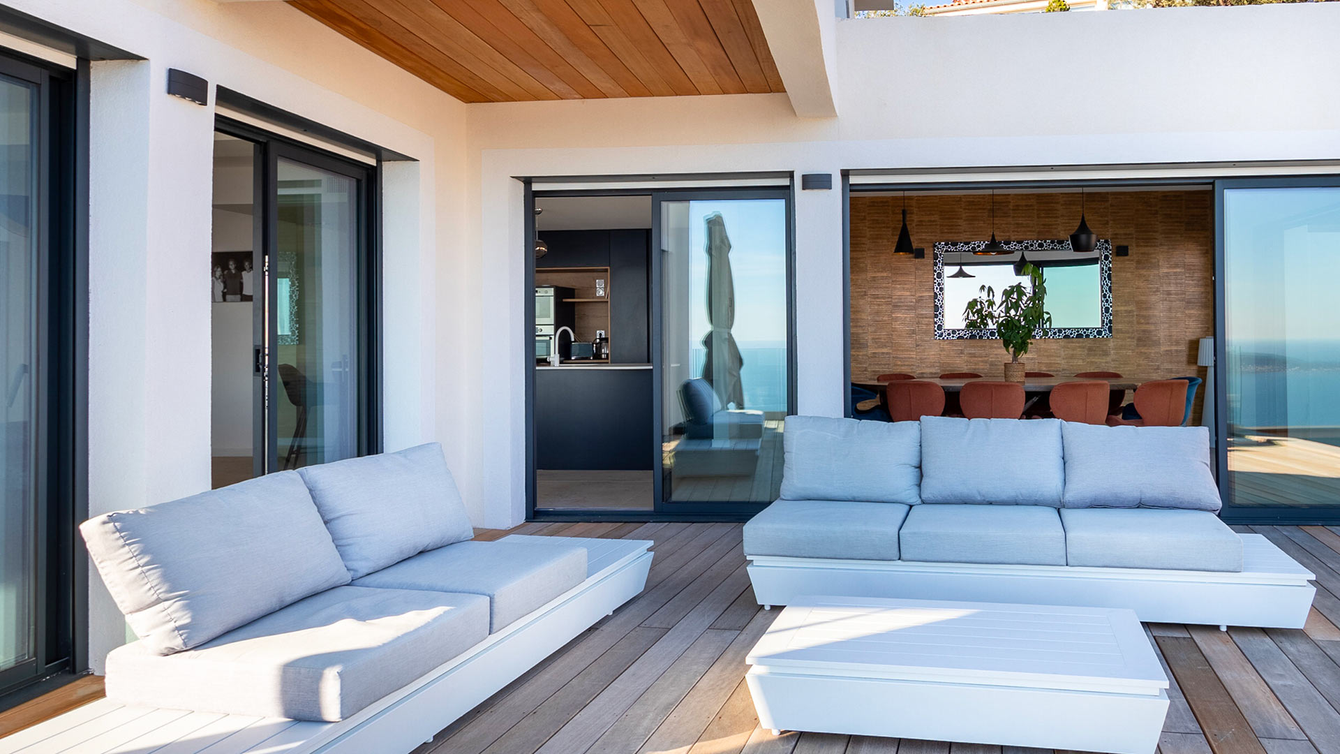 Grande pièce à vivre ouverte sur la terrasse – Villa Les Pins Dorés