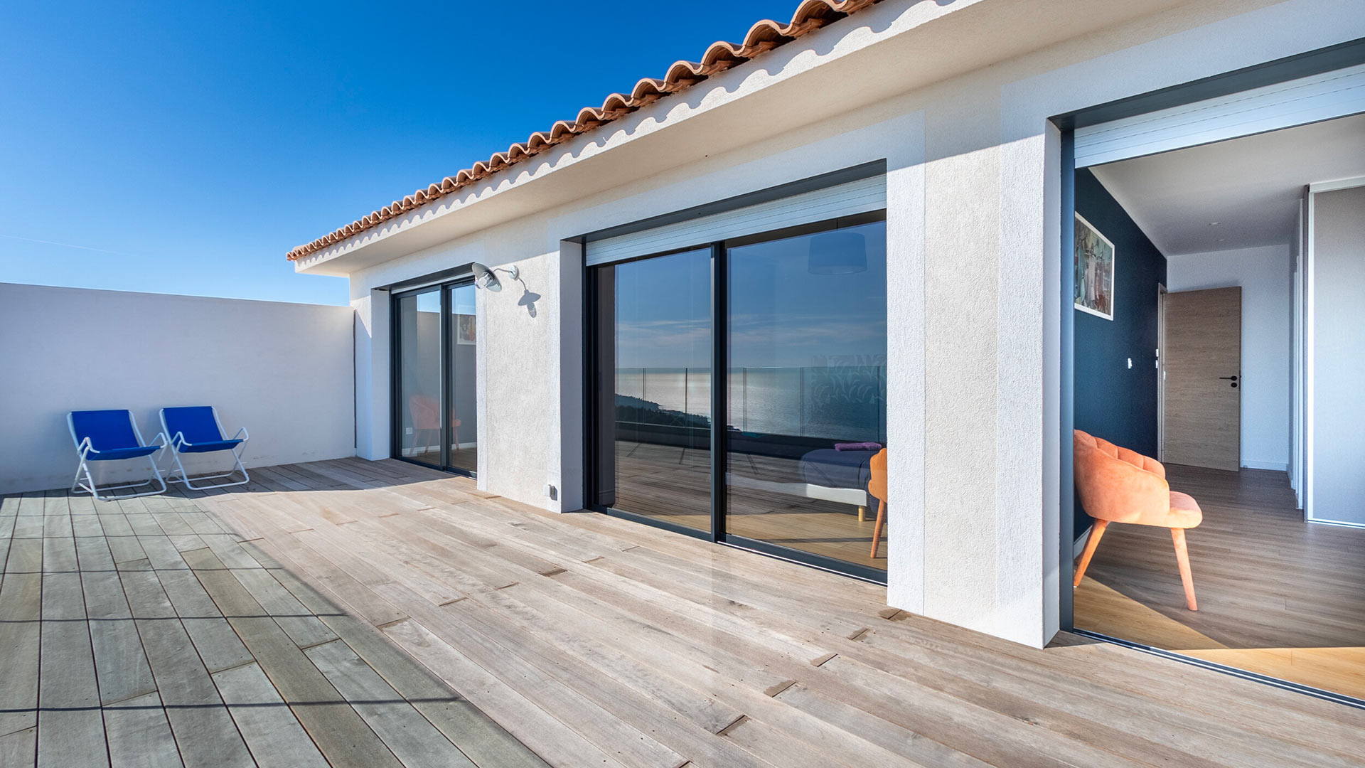 Vue extérieure de la Villa Les Pins Dorés entourée de nature