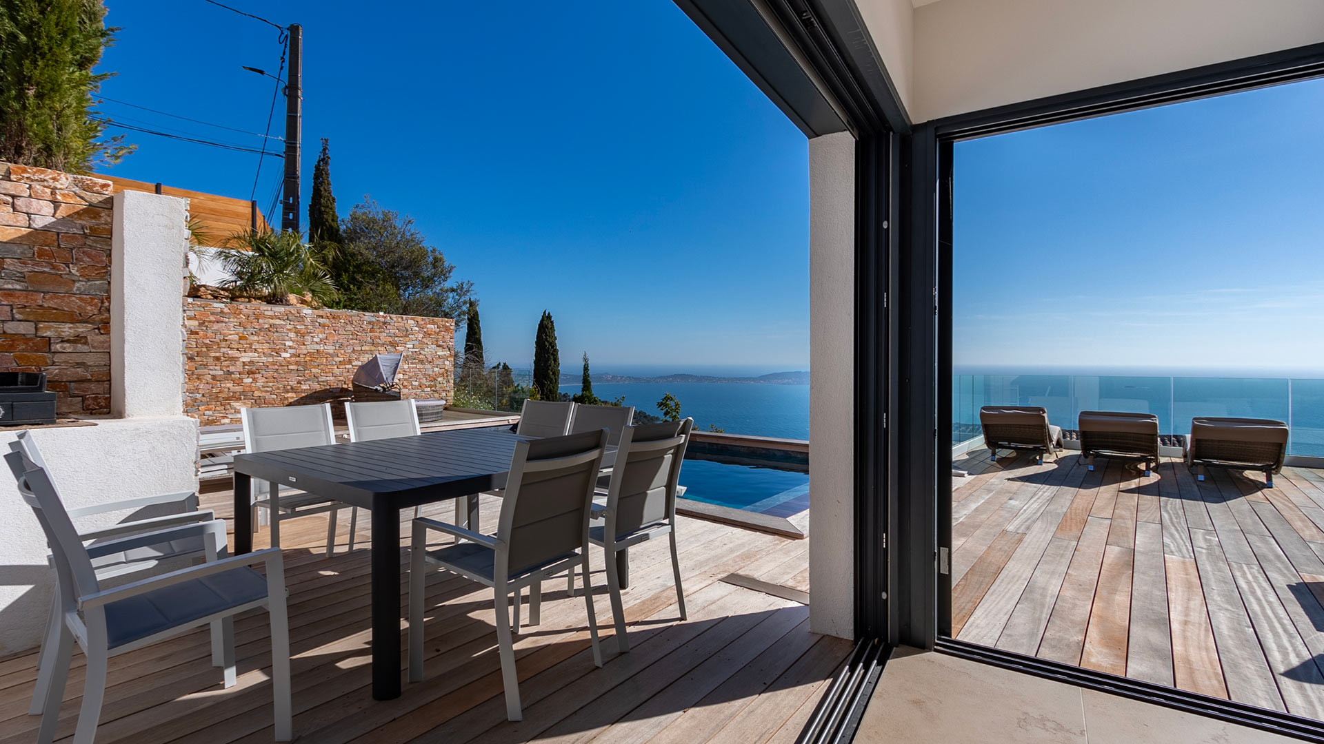 Vue extérieure de la Villa Les Pins Dorés entourée de nature