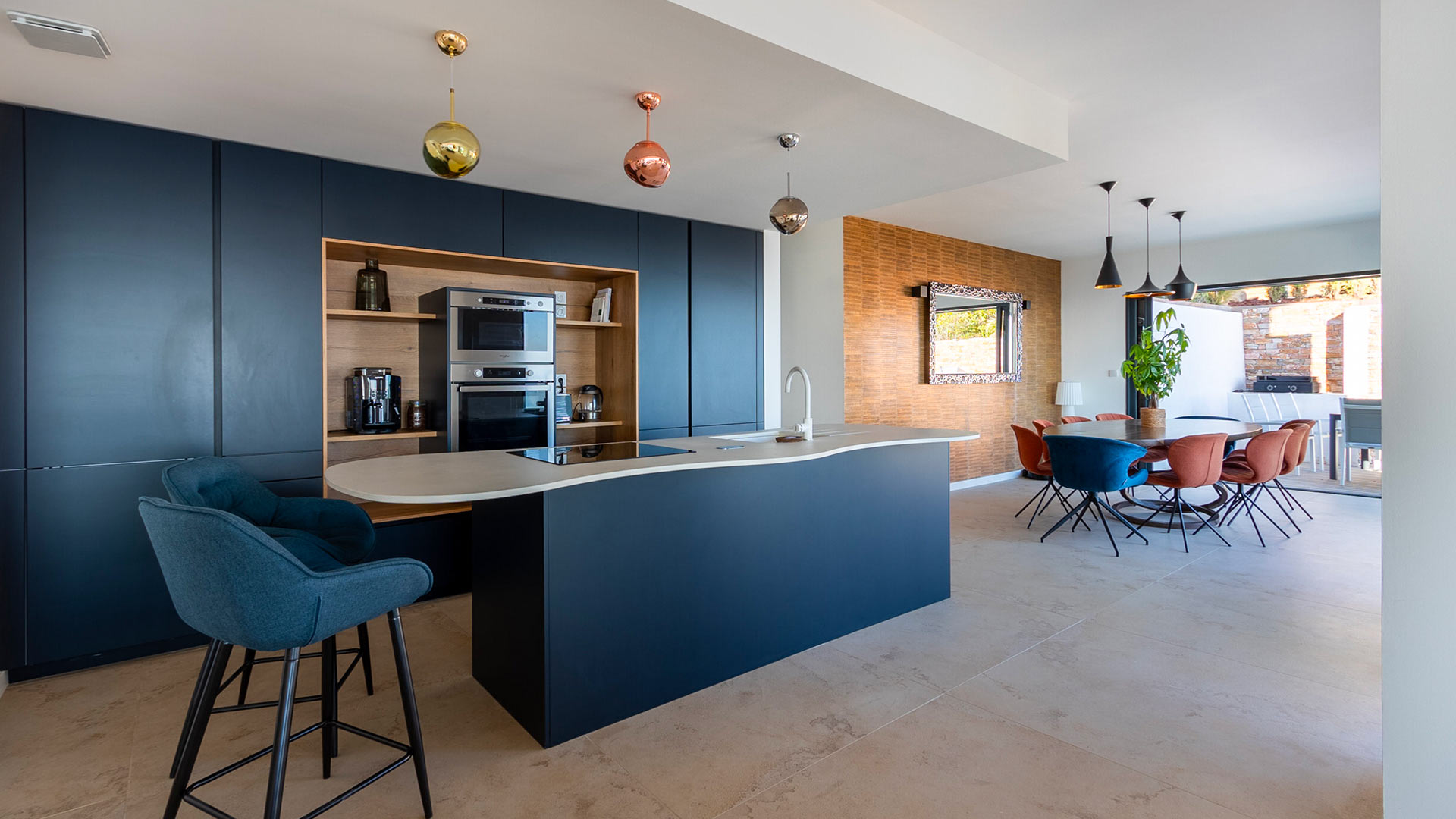 Grande pièce à vivre ouverte sur la terrasse – Villa Les Pins Dorés