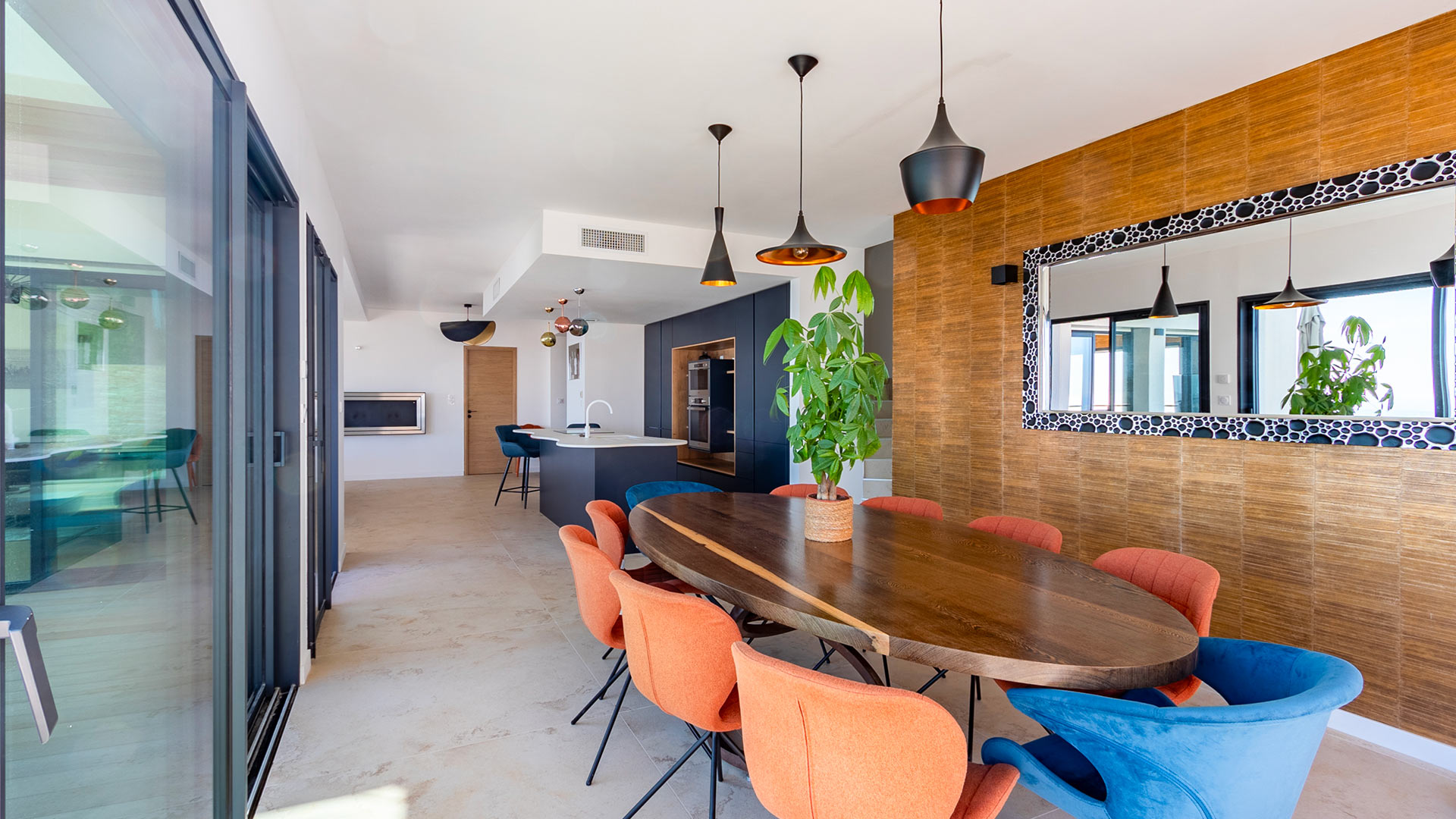 Salon lumineux décoré dans un style provençal