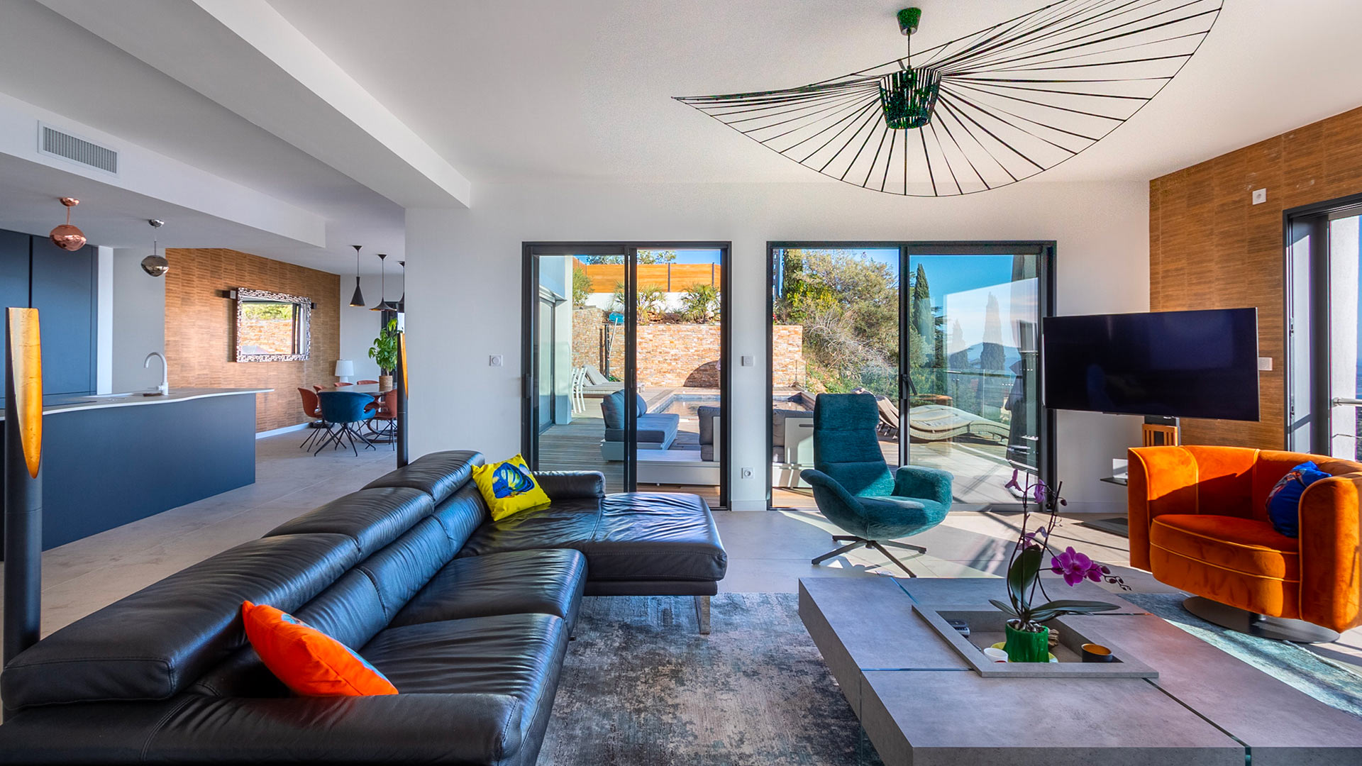 Salon lumineux décoré dans un style provençal