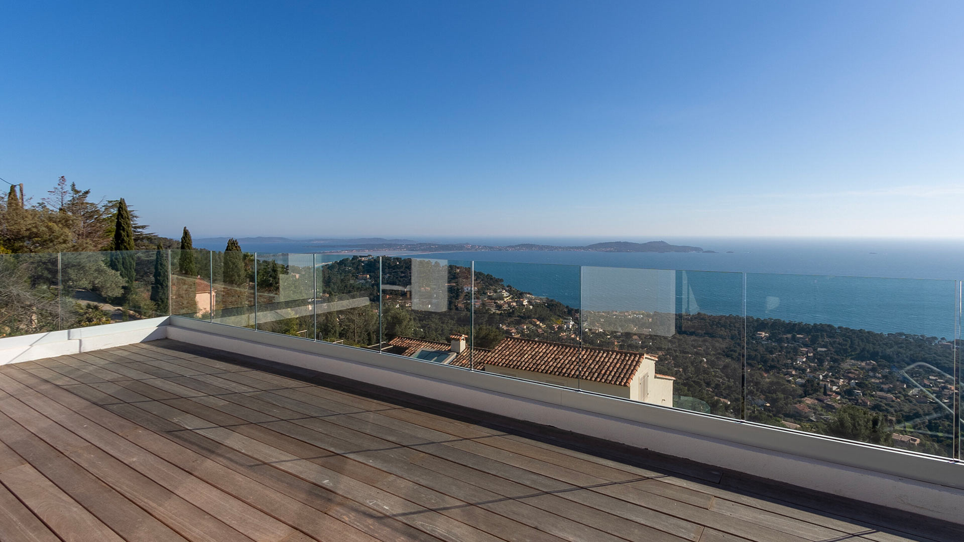 Vue extérieure de la Villa Les Pins Dorés entourée de nature