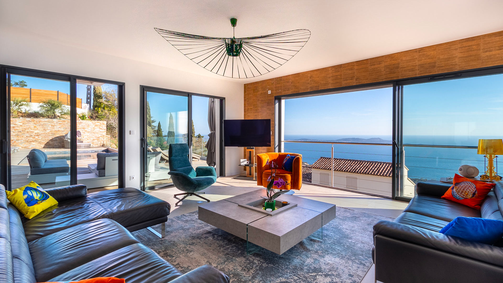 Salon lumineux décoré dans un style provençal