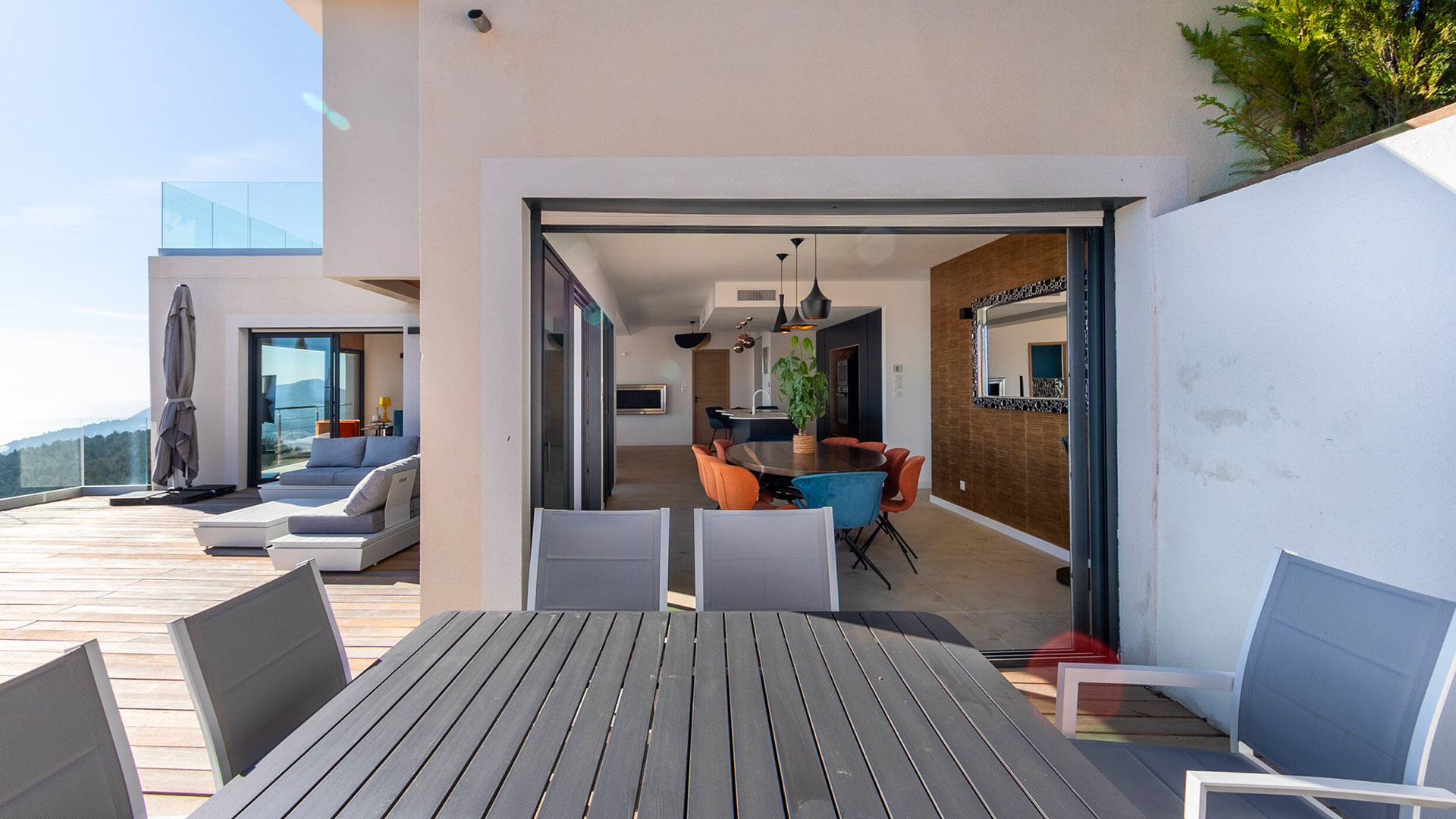 Terrasse ombragée de la Villa Les Pins Dorés