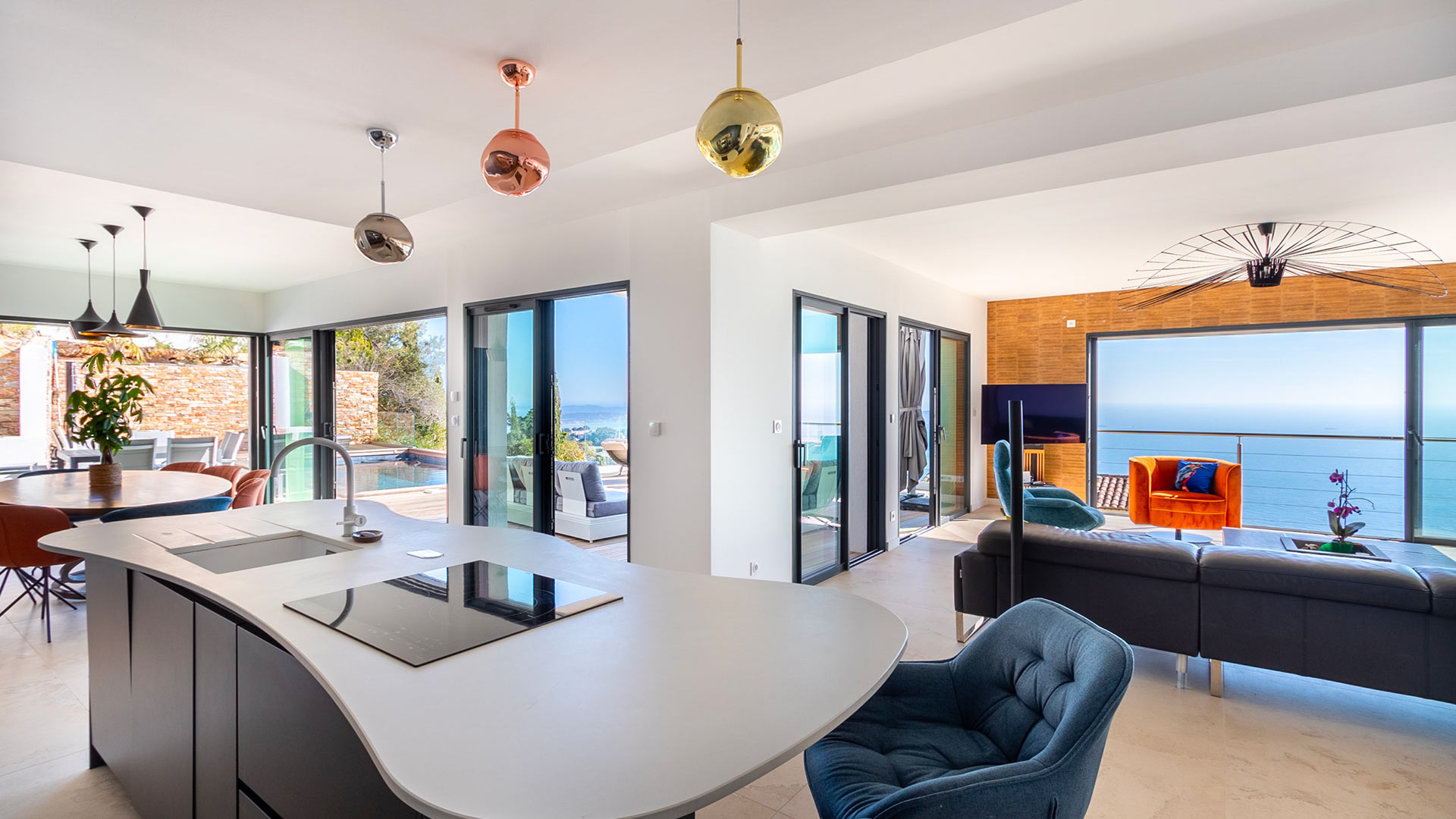 Grande pièce à vivre ouverte sur la terrasse – Villa Les Pins Dorés